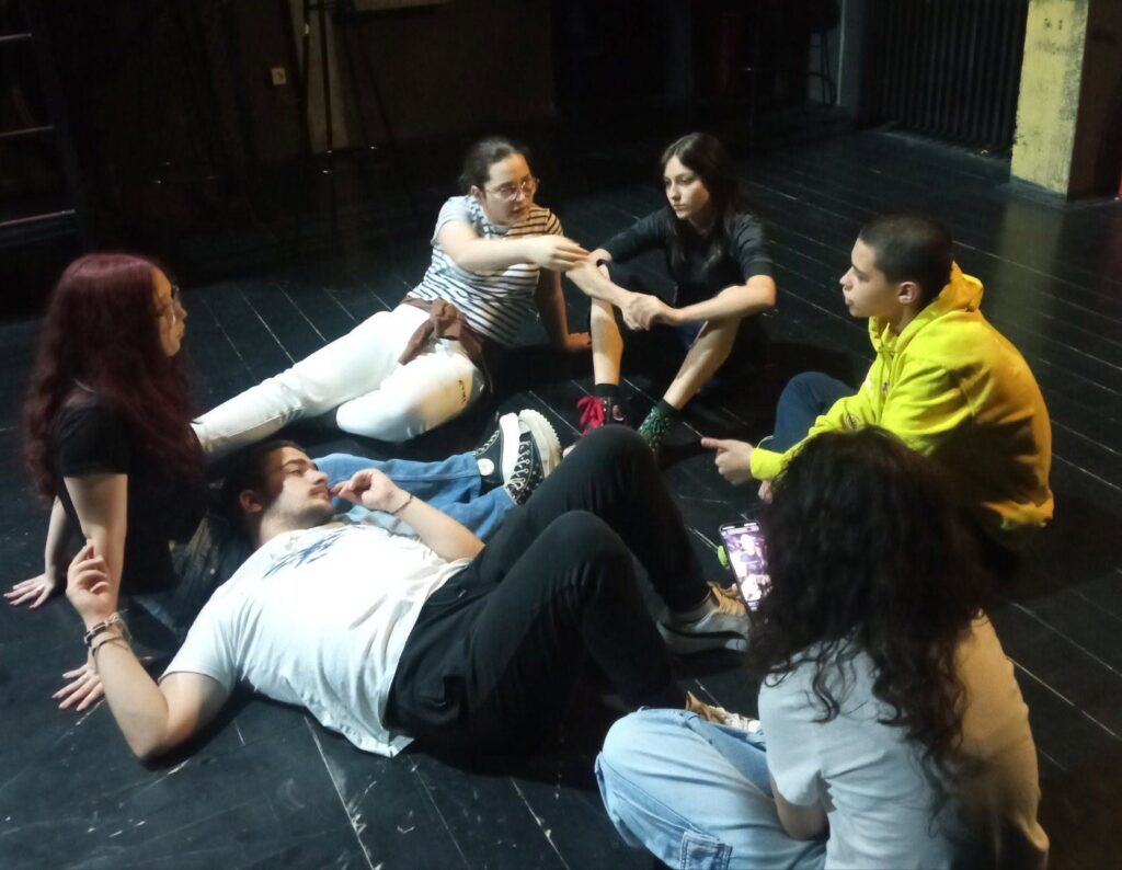 Polaznici Dramskog studija sede u krugu na sceni